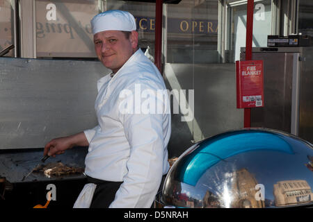 Blackpool, Lancashire, Regno Unito. Il 6 aprile 2013. Craig Lawson, 38 da Bredbury cottura a grande Blackpool Chili Festival nella bella rivisitata St Johns Square, punto di riferimento di un evento organizzato da Chili Fest UK. Il luogo di ritrovo dei proprietari offerta di Blackpool sono desiderosi di rendere Blackpool Chili Festival una delle sue principali attrazioni durante la stagione turistica. Foto Stock