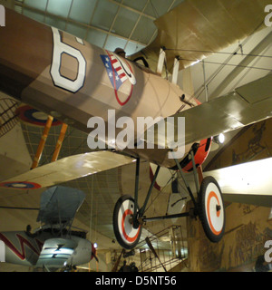 Il Nieuport 28 è un aereo da caccia francese dell'era della prima guerra mondiale, esposto al San Diego Air and Space Museum. Noto per il suo ruolo nel combattimento aereo, fu utilizzato dall'esercito statunitense durante la guerra. Foto Stock