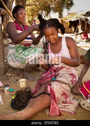 Madagascar, Morondava, Marofandilia village, Calza donna giovane figlia di capelli Foto Stock