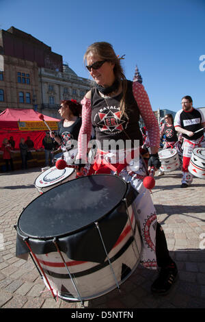 Blackpool, Lancashire, Regno Unito sabato 6 aprile 2013. Batala batterista, banda, grande tamburo, donna batterista, musica, percussioni, samba, musicista, beat, prestazioni, carnevale, gruppo, festival di Latina, celebrazione, folk, Street, Città, danza, divertente, nazionale, persone, eseguire in St Johns Square, punto di riferimento di un evento organizzato da Blackpool offerta una delle sue principali attrazioni musicali durante la stagione turistica. Foto Stock