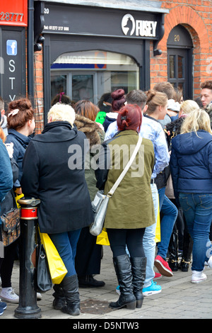 Il solo modo è Essex membro del cast Joey Essex shop con la coda dei clienti al di fuori della sua recentemente aperto Fusey negozio di moda Foto Stock