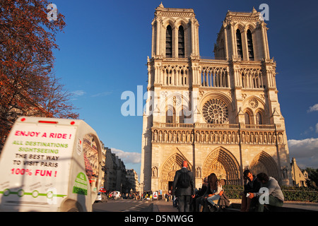 Una moto taxi (ciclo bike; velo taxi) passando la cattedrale di Notre Dame de Paris; la cathédrale Notre-Dame Foto Stock