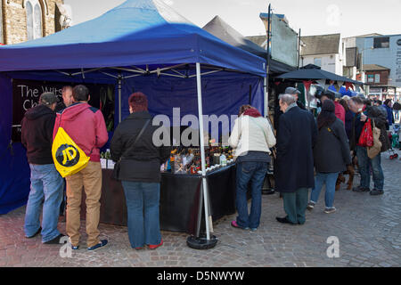 Blackpool, Lancashire, Regno Unito sabato 6 aprile 2013. Gli acquirenti a Wiltshire Chili Farm in stallo al primo grande Blackpool Chili Festival nella bella rivisitata St Johns Square, punto di riferimento di un evento organizzato da Chili Fest UK. Il luogo di ritrovo dei proprietari offerta di Blackpool sono desiderosi di rendere Blackpool Chili Festival una delle sue principali attrazioni durante la stagione turistica. Foto Stock