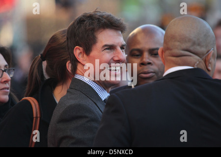 Tom Cruise ride sul tappeto rosso per la premiere europeo di 'Oblivion' al Savoy Cinema su O'Connell Street a Dublino Foto Stock