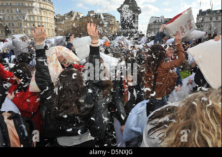 Trafalgar Square, Londra, Regno Unito. Il 6 aprile 2013. Il cuscino di massa lotta in Trafalgar Square. Cuscino internazionale lotta giorno 2013. Un cuscino di massa lotta avviene in Trafalgar Square a Londra. Credito: Matteo Chattle / Alamy Live News Foto Stock