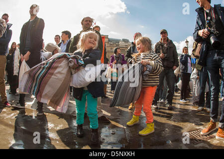 Londra, UK 6 Aprile 2013 bambini entrare nella lotta a Londra gamba del cuscino internazionale lotta giorno avvengono a Trafalgar Square. Credito: martyn wheatley / Alamy Live News Foto Stock