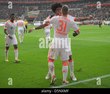 Monaco di Baviera Bastian SCHWEINSTEIGER (F) celebra il suo obiettivo 0-1 Dante e David Alaba (L) durante la Bundesliga partita di calcio tra Eintracht Francoforte e Bayern Monaco di Baviera a Commerzbank Arena di Francoforte sul Meno, Germania, 06 aprile 2013. Foto: ARNE DEDERT (ATTENZIONE: embargo condizioni! Il DFL permette l'ulteriore utilizzazione di fino a 15 foto (solo n. sequntial immagini o video-simili serie di foto consentito) via internet e media on line durante il match (compreso il tempo di emisaturazione), adottate dall'interno dello stadio e/o prima di iniziare la partita. Il DFL permette il libero transmis Foto Stock