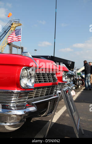 Ryde, Isle of Wight, Regno Unito. 6 aprile 2013 una Cadillac rossa sul display a Ryde Pier Head sull'Isola di Wight. Previsioni di primavera era sullo schermo oggi dopo un cattivo inizio di stagione. Credito: Rob Arnold/Alamy Live News Foto Stock