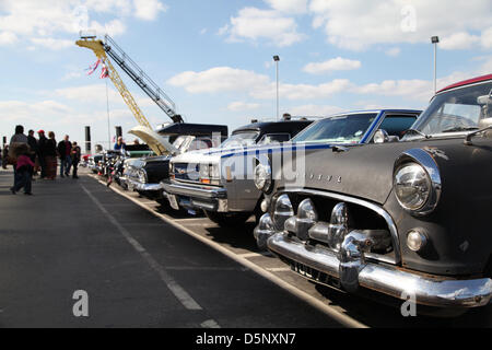 Ryde, Isle of Wight, Regno Unito. 6 aprile 2013 automobili classiche sul display a Ryde Pier Head sull'Isola di Wight. Previsioni di primavera era sullo schermo oggi dopo un cattivo inizio di stagione. Credito: Rob Arnold/Alamy Live News Foto Stock