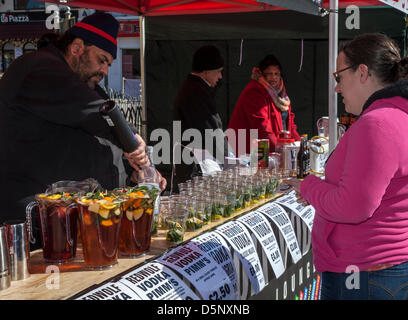 Blackpool, Lancashire, Regno Unito sabato 6 aprile 2013. Signor Mustang vodka venditore al primo grande Blackpool Chili Festival nella bella rivisitata St Johns Square, punto di riferimento di un evento organizzato da Chili Fest UK. Il luogo di ritrovo dei proprietari offerta di Blackpool sono desiderosi di rendere Blackpool Chili Festival una delle sue principali attrazioni durante la stagione turistica. Foto Stock