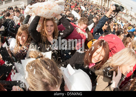 Londra, UK 6 aprile 2013 ricoperta di piume ragazze cuscino combattimenti durante la London gamba del cuscino internazionale lotta giorno avvengono a Trafalgar Square. Credito: martyn wheatley / Alamy Live News Foto Stock