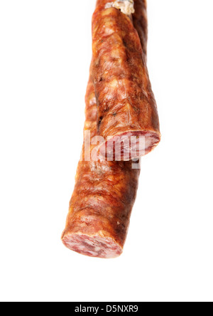 Spagnolo iberico salsiccia appeso su sfondo bianco Foto Stock