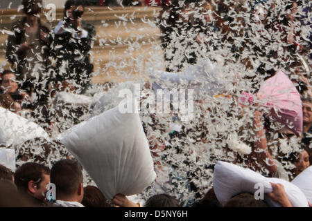 Londra, UK 6 aprile 2013 Londra gamba del cuscino internazionale lotta giorno avvengono a Trafalgar Square. Credito: martyn wheatley / Alamy Live News Foto Stock