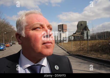 Maltby, UK. Il 6 aprile 2013. Dave Prezzo, NUM ramo segretario presso Maltby all'ingresso Maltby Colliery. Credito: Matthew Taylor / Alamy Live News Foto Stock