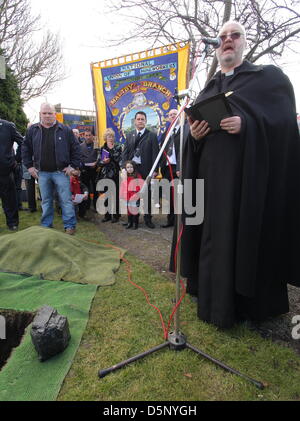 Maltby, UK. Il 6 aprile 2013. Reverand Pietro Craig-Wild conduce un servizio presso il Cimitero di Maltby per segnare la chiusura della miniera di carbone Maltby. Un pezzo di carbone, recentemente scavato dalla fossa e fu sepolto accanto alla tomba del minatore sconosciuto su cui due corone sono state previste. Credito: Matthew Taylor / Alamy Live News Foto Stock