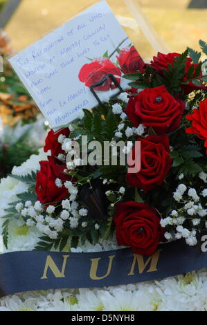 Maltby, UK. Il 6 aprile 2013. Ghirlande prevista da NUM sulla tomba del minatore sconosciuto, Maltby cimitero. Credito: Matthew Taylor / Alamy Live News Foto Stock