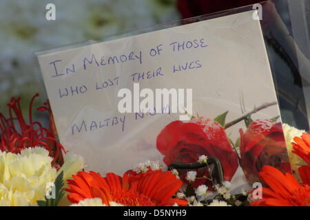 Maltby, UK. Il 6 aprile 2013. Ghirlande prevista da NUM sulla tomba del minatore sconosciuto, Maltby cimitero. Credito: Matthew Taylor / Alamy Live News Foto Stock