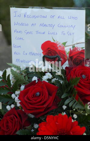 Maltby, UK. Il 6 aprile 2013. Ghirlande prevista da NUM sulla tomba del minatore sconosciuto, Maltby cimitero. Credito: Matthew Taylor / Alamy Live News Foto Stock