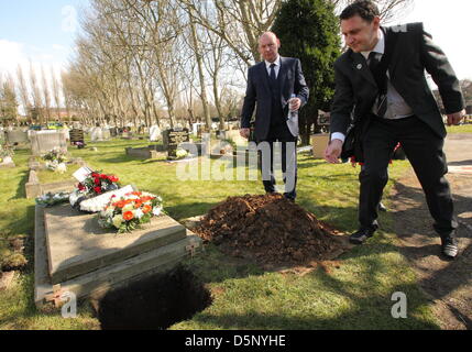 Maltby, UK. Il 6 aprile 2013. Ex Maltby Colliery miner Carl Houghton getta sul terreno di un pezzo di carbone sepolto accanto alla tomba del minatore sconosciuto, Maltby cimitero. Credito: Matthew Taylor / Alamy Live News Foto Stock