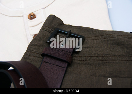 Mens giacca pantaloni e cinghia isolata contro uno sfondo bianco Foto Stock