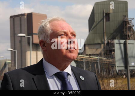 Maltby, UK. Il 6 aprile 2013. Dave Prezzo, NUM ramo segretario presso Maltby all'ingresso Maltby Colliery. Credito: Matthew Taylor / Alamy Live News Foto Stock