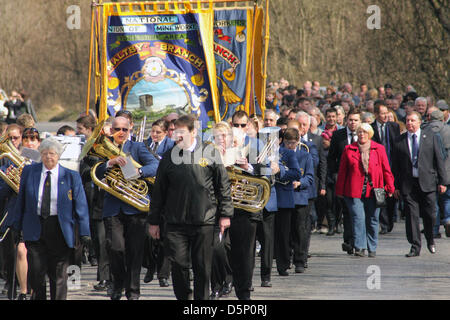 Maltby, UK. Il 6 aprile 2013. Maltby minatori banda benessere conducono una sfilata da Maltby Colliery, attraverso il villaggio di Maltby Maltby al cimitero per segnare la chiusura della fossa. Credito: Matthew Taylor / Alamy Live News Foto Stock