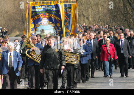 Maltby, UK. Il 6 aprile 2013. Maltby minatori banda benessere conducono una sfilata da Maltby Colliery, attraverso il villaggio di Maltby Maltby al cimitero per segnare la chiusura della fossa. Credito: Matthew Taylor / Alamy Live News Foto Stock