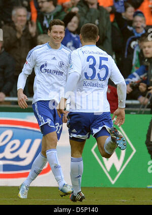 Schalke di Julian Draxler celebra il suo obiettivo 0-1 con il compagno di squadra Sead Kolasinac durante la Bundesliga soccer match tra Werder Brema e FC Schalke 04 a Stadio Weser di Brema, Germania, 06 aprile 2013. Foto: CARMEN JASPERSEN (ATTENZIONE: embargo condizioni! Il DFL permette l'ulteriore utilizzazione di fino a 15 foto (solo n. sequntial immagini o video-simili serie di foto consentito) via internet e media on line durante il match (compreso il tempo di emisaturazione), adottate dall'interno dello stadio e/o prima di iniziare la partita. Il DFL permette la trasmissione senza restrizioni di r digitalizzata Foto Stock