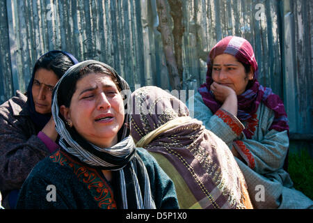 La questione del Kashmir, India. Il 6 aprile 2013. Le donne del Kashmir in lutto al di fuori della casa in cui una donna britannica che è stato assassinato presumibilmente da un turista olandese sabato a Srinagar, la capitale estiva città di Indiano-Kashmir amministrato . 24 anni Sara Elizabeth fu trovato in una pozza di sangue dentro la sua stanza in houseboat in mattinata, la polizia ha detto, aggiungendo che avrebbe potuto state violentate prima di essere ucciso come i suoi vestiti sono stati strappati. Il turista olandese Rechord gruetta (43), che si era fermato in un altra stanza della casa galleggiante è stato arrestato. Credito: yawar nazir kabli / Alamy Live News Foto Stock