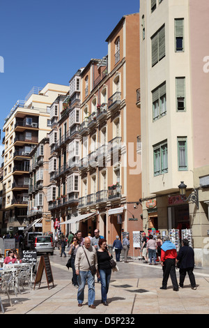 Persone che passeggiano nella città street Calle Cister a Malaga, Andalusia Spagna Foto Stock