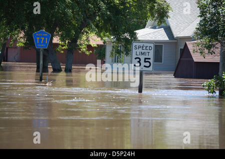 Questa fotografia mostra una canoa Salish costiera, mettendo in evidenza l'artigianato e la cultura indigena del nord-ovest Pacifico. L'immagine fa anche riferimento alla qualità dell'acqua e alle inondazioni nel Midwest, in particolare nell'Iowa, come monitorato dall'US Geological Survey (USGS). La canoa rappresenta la storia indigena della regione e le sfide in corso del cambiamento ambientale. Foto Stock