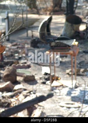Questa immagine mostra una canoa Salish costiera in California, con particolare attenzione al monitoraggio della qualità dell'acqua. Il California Department of Water Resources utilizza questo metodo per valutare le condizioni ambientali colpite dagli incendi nella regione. Foto Stock