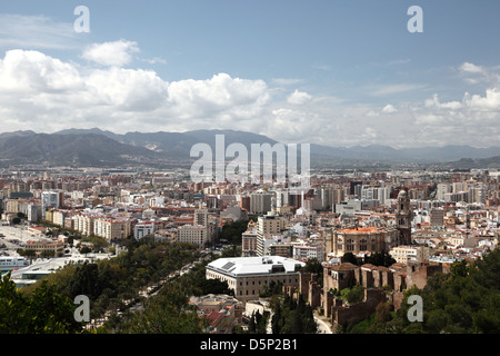 In vista della città di Malaga, Andalusia Spagna Foto Stock