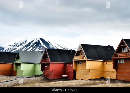 Case colorate nella città di Longyearbyen su Spitsbergen, arcipelago delle Svalbard, Norvegia Foto Stock