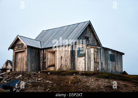 Casa in legno a Camp Mansfield, abbandonati cava di marmo, Blomstrandhalvoya, Spitsbergen arcipelago delle Svalbard, Norvegia Foto Stock