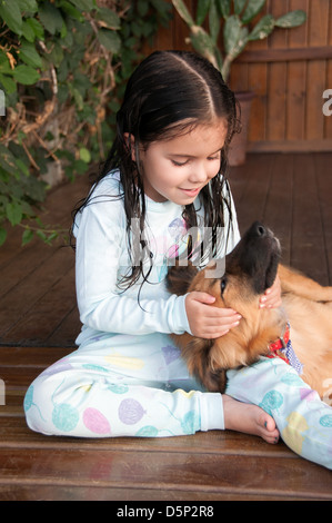 La ragazza e il suo cane Foto Stock