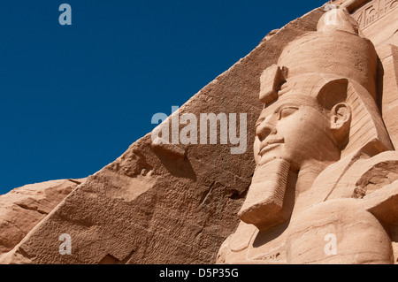 Close-up di una delle Statue colossali di Ramesse II, indossa la doppia corona inferiore e superiore di Egitto Abu Simbel Egitto Nubia Foto Stock