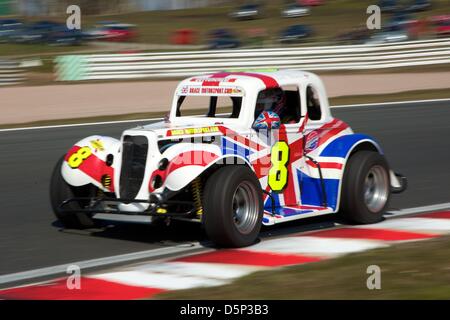 Tarporley, Inghilterra. 6 Aprile, 2013. Nick il rinforzo nella sua leggenda Ford Coupe durante la gara di BARC incontro ad Oulton Park Foto Stock