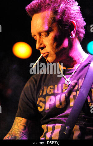 West Hollywood, California, Stati Uniti d'America. 6 Aprile, 2013. Musicista-BILLY MORRISON live al Viper Room, West Hollywood, Califonia, USA, Aprile 5, 2013.Credit immagine cr Scott Mitchell/ZUMA premere (immagine di credito: credito: Scott Mitchell/ZUMAPRESS.com/Alamy Live News) Foto Stock