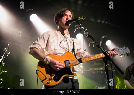 Birmingham, Regno Unito. Rock band British Sea Power in concerto presso l'Istituto, Birmingham il 5 aprile 2013. Cantante e chitarrista Scott Wilkinson (Yan centro). Foto Stock