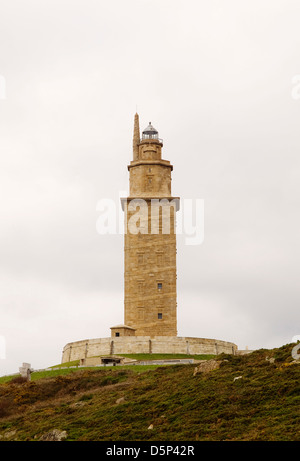 Torre di Hercules (faro), La Coruña, Galizia, Spagna, dall'UNESCO. La foto viene scattata in un giorno nuvoloso. Foto Stock