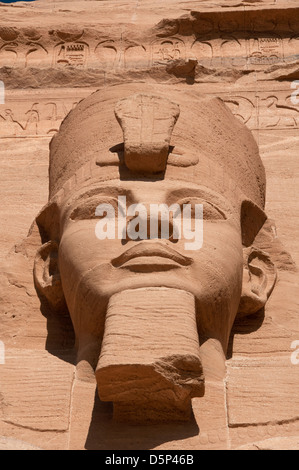 Close-up di una delle Statue colossali di Ramesse II, indossa la doppia corona inferiore e superiore di Egitto Abu Simbel Egitto Nubia Foto Stock