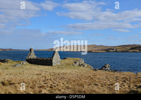 Un vecchio rovinato croft house si trova sulla riva si affaccia su Loch Barraglom tra l'isola di Lewis e grande Bernera. Foto Stock