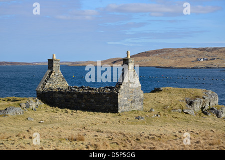 Un vecchio rovinato croft house si trova sulla riva si affaccia su Loch Barraglom tra l'isola di Lewis e grande Bernera. Foto Stock