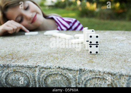 11 enne ragazza che gioca domino Foto Stock