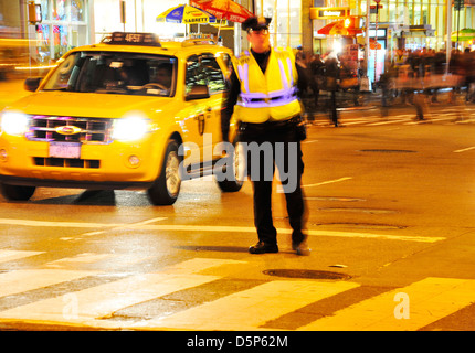 Traffico veicolare sulla Avenue of the Americas vicino al Radio City Music Hall e il Centro Rockefeller... Foto Stock