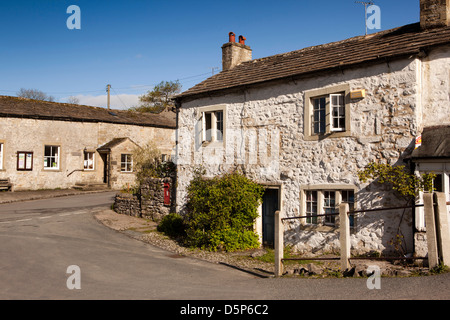 Regno Unito, Inghilterra, Yorkshire, Malham, imbiancato vecchio ufficio postale nel centro del villaggio Foto Stock