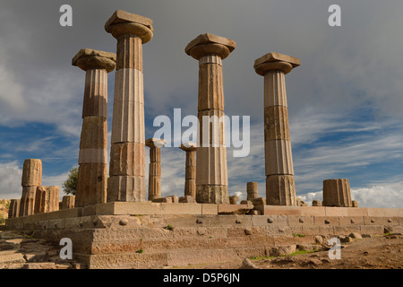 Colonna stile dorico rovine del tempio di athena di assos behramkale turchia Foto Stock