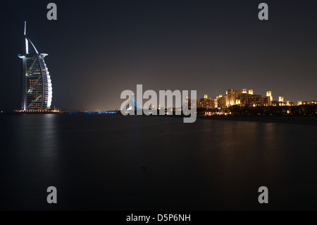 Panorama di Dubai spiaggia di lusso. a sinistra il luxuros Burj Dubai, in mezzo il Jumeira Beach Hotel e in fr a destra il vecchio stile Madinat Jumeirah Foto Stock