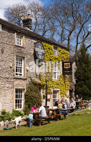 Regno Unito, Inghilterra, Yorkshire, Malham, i visitatori possono godersi bevande fuori Lister Arms Hotel Foto Stock